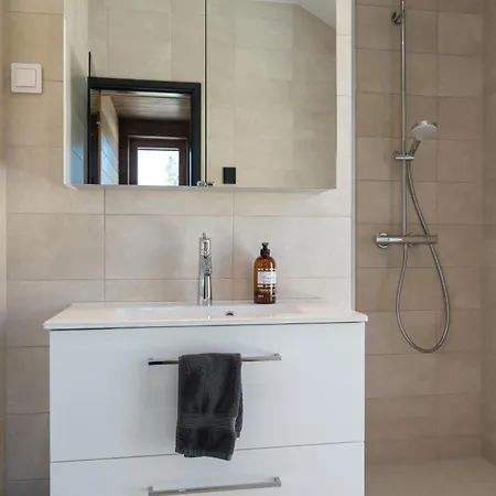 Brand New House With Parking, Sauna, Patio 度假居