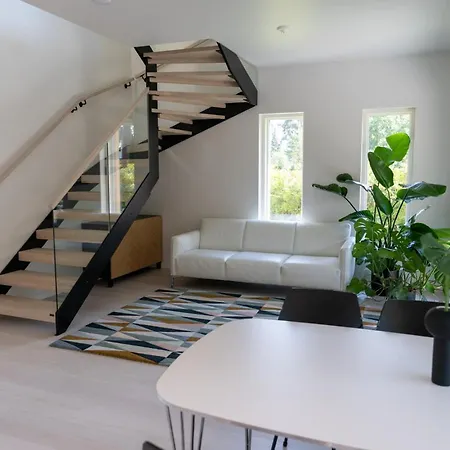 Brand New House With Parking, Sauna, Patio *