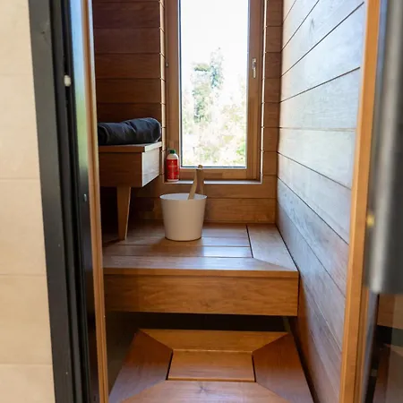 Brand New House With Parking, Sauna, Patio 度假居