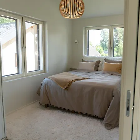 度假居 Brand New House With Parking, Sauna, Patio 万塔