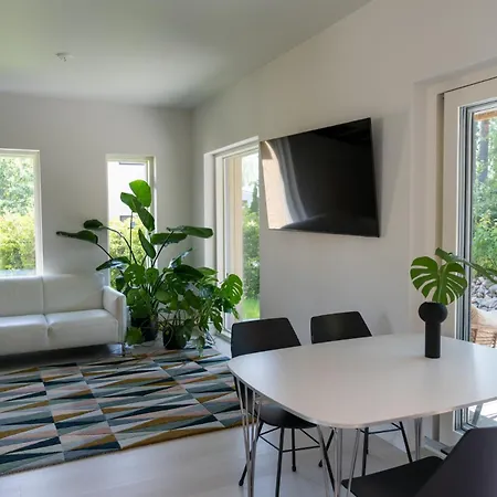 Brand New House With Parking, Sauna, Patio *