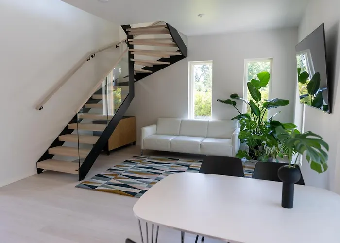 Brand New House With Parking, Sauna, Patio *